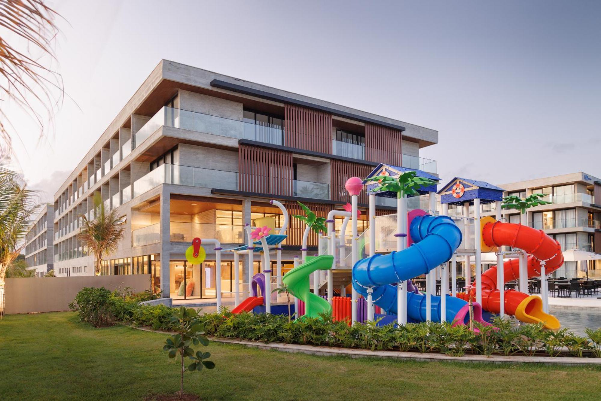 Piscina com tobogã e playground aquático